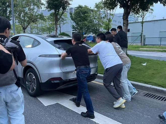 何小鹏光电测试直播“趴窝”后亲自推车：百公里电耗13.1度
