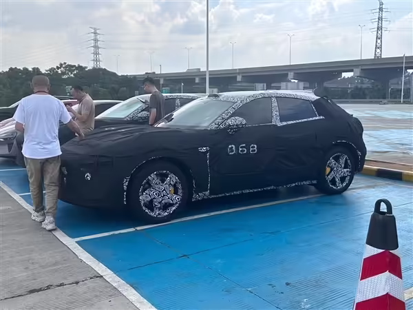 雷军开法拉利 SUV 出街被拍，引发小米 SUV 设计猜想
